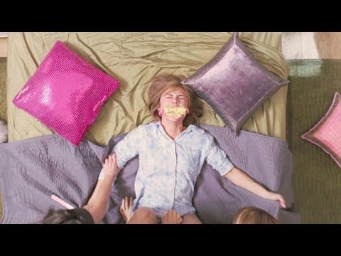 《小伙受到天神惩罚，变成了女人，于是他直接去了女生浴室！《女男变错身》》视频封面